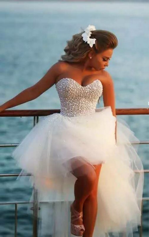 Robe de mariée courte avec une traîne Robe de mariée courte avec une traîne