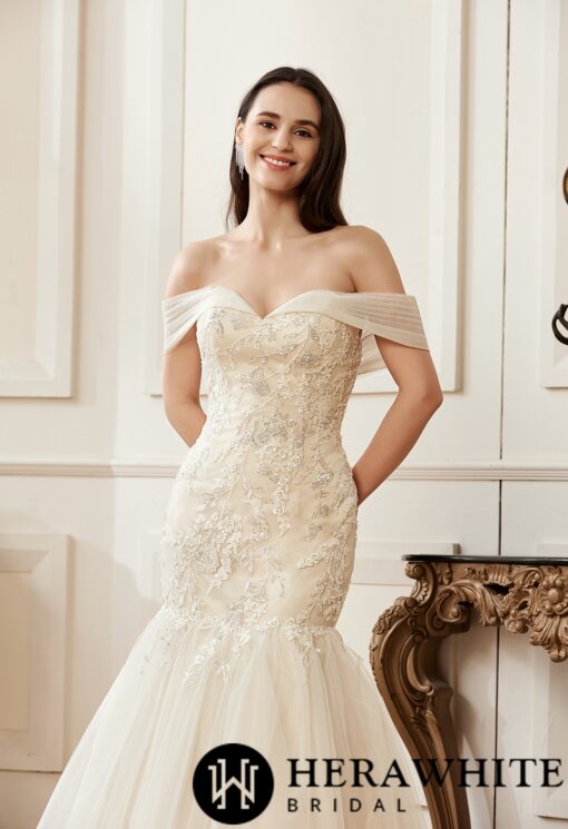 Robe de mariée en tulle à traîne et à épaules décolletées | Soirée Blanche