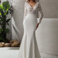 Robe de mariée en crêpe à manches longues et col V plongeant image 13 | Soirée Blanche Robe de mariée en crêpe à manches longues et col V plongeant | Soirée Blanche