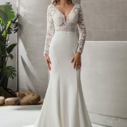 Robe de mariée en crêpe à manches longues et col V plongeant image 8 | Soirée Blanche Robe de mariée en crêpe à manches longues et col V plongeant | Soirée Blanche