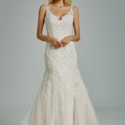 Robe de mariée ajustée et évasée avec broderies et col V | Soirée Blanche