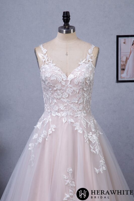 Robe de mariée rose poudrée et dentelle Robe de mariée rose poudrée et dentelle