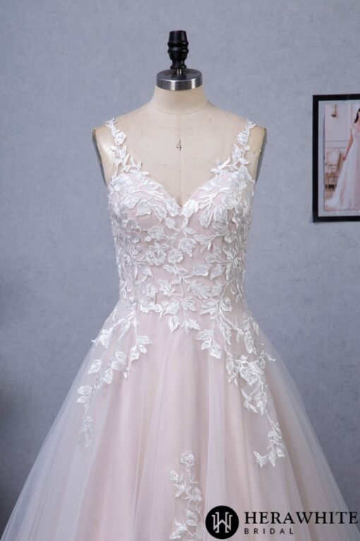 Robe de mariée rose nude en ligne A avec détails floraux et bretelles d’illusion | Soirée Blanche