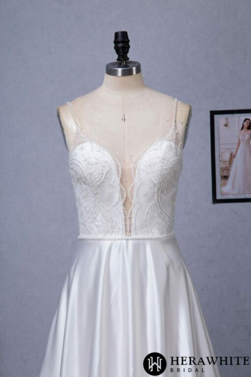 Robe de mariée en satin perlé à décolleté en V profond et poches en ligne A | Soirée Blanche