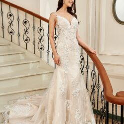 Robe de mariage en dentelle rose nude ajustée et évasée avec bretelles perlées image 8 | Soirée Blanche Robe de mariage en dentelle rose nude ajustée et évasée avec bretelles perlées | Soirée Blanche