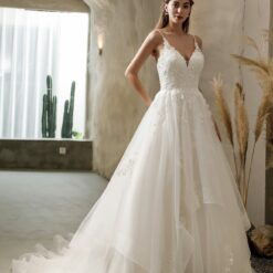 Robe de mariée princesse à sequins dentelle florale et volants image 12 | Soirée Blanche Robe de mariée princesse à sequins dentelle florale et volants | Soirée Blanche