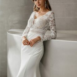 Robe de mariée en crêpe à manches longues et col V plongeant image 10 | Soirée Blanche Robe de mariée en crêpe à manches longues et col V plongeant | Soirée Blanche