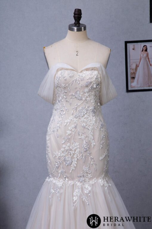 Robe de mariée en tulle à traîne et à épaules décolletées | Soirée Blanche