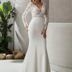 Robe de mariée en crêpe à manches longues et col V plongeant image 9 | Soirée Blanche Robe de mariée en crêpe à manches longues et col V plongeant | Soirée Blanche