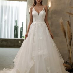 Robe de mariée princesse à sequins dentelle florale et volants image 10 | Soirée Blanche Robe de mariée princesse à sequins dentelle florale et volants | Soirée Blanche