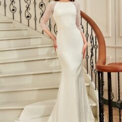 Robe de mariée en crêpe avec encolure bateau traîne et dos en perles d’illusion | Soirée Blanche