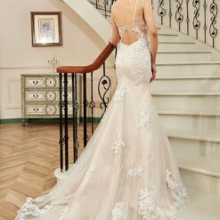 Robe de mariage en dentelle rose nude ajustée et évasée avec bretelles perlées image 9 | Soirée Blanche Robe de mariage en dentelle rose nude ajustée et évasée avec bretelles perlées | Soirée Blanche