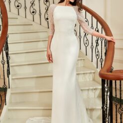 Robe de mariée en crêpe avec encolure bateau traîne et dos en perles d’illusion | Soirée Blanche