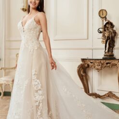 Robe de mariée A en dentelle avec décolleté en V et fleur en blush | Soirée Blanche
