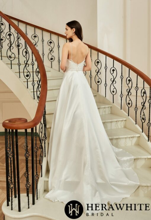 Robe de mariée en satin perlé à décolleté en V profond et poches en ligne A | Soirée Blanche