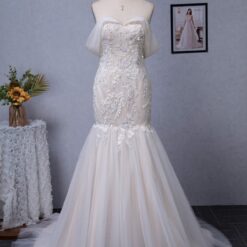 Robe de mariée en tulle à traîne et à épaules décolletées | Soirée Blanche