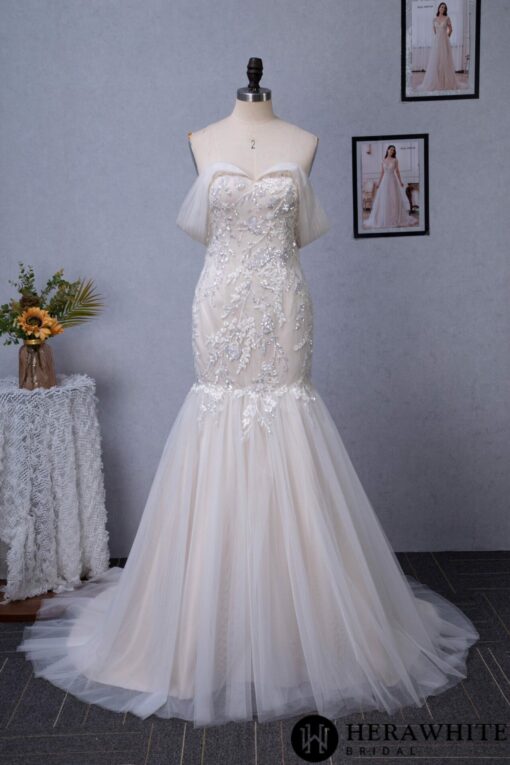 Robe de mariée en tulle à traîne et à épaules décolletées | Soirée Blanche