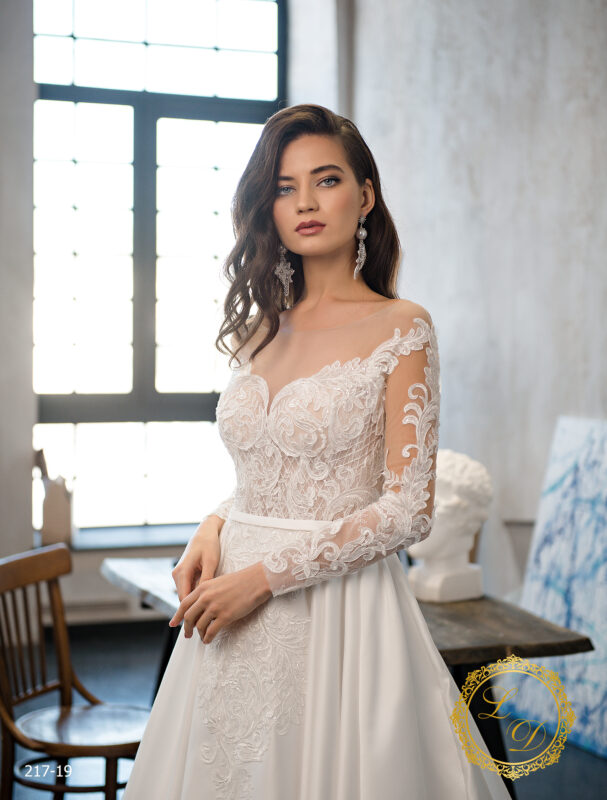 Robe de mariée en satin et dentelle Robe de mariée en satin et dentelle