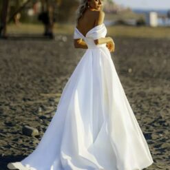 Robe De Mariée Col Bardot Et Longue Traîne