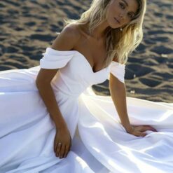 Robe De Mariée Col Bardot Et Longue Traîne