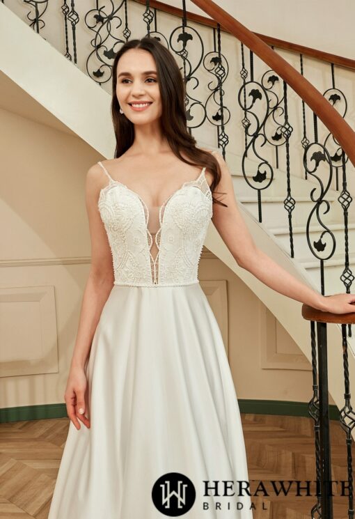 Robe de mariée en satin perlé à décolleté en V profond et poches en ligne A | Soirée Blanche