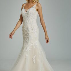 Robe de mariée ajustée et évasée avec broderies et col V | Soirée Blanche