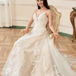 Robe de mariée A en dentelle avec décolleté en V et fleur en blush | Soirée Blanche