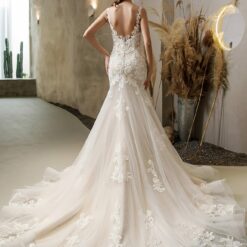 Robe de mariée sirène en dentelle vintage avec traîne et dos nu image 10 | Soirée Blanche Robe de mariée sirène en dentelle vintage avec traîne et dos nu | Soirée Blanche