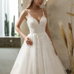 Robe de mariée princesse à sequins dentelle florale et volants image 8 | Soirée Blanche Robe de mariée princesse à sequins dentelle florale et volants | Soirée Blanche