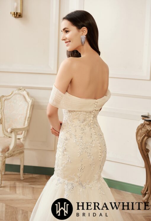 Robe de mariée en tulle à traîne et à épaules décolletées | Soirée Blanche