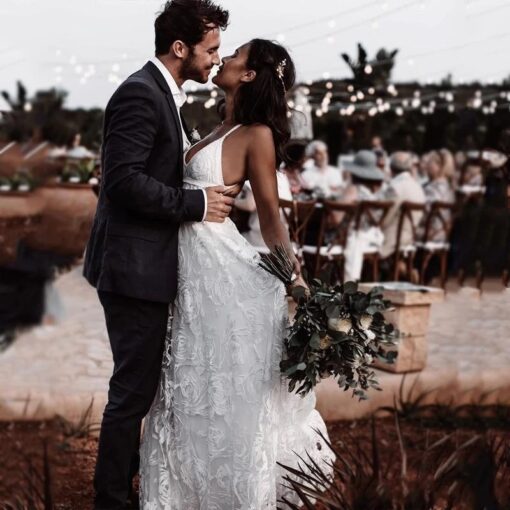 Robe De Mariée Droite Et Fluide A Dentelle Florale