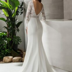 Robe de mariée en crêpe à manches longues et col V plongeant image 12 | Soirée Blanche Robe de mariée en crêpe à manches longues et col V plongeant | Soirée Blanche