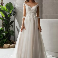 Robe de mariée en dentelle avec manches 3/4 illusion image 8 | Soirée Blanche Robe de mariée en dentelle avec manches 3/4 illusion | Soirée Blanche