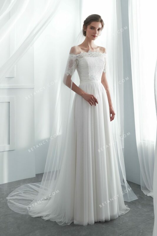 Robe de mariée avec boléro en dentelle