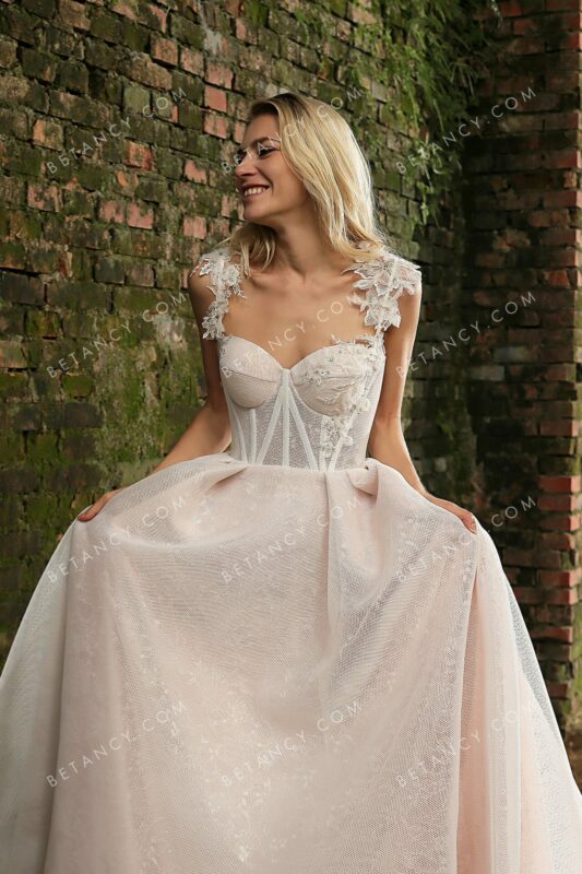 Robe de mariée avec bretelle en dentelle