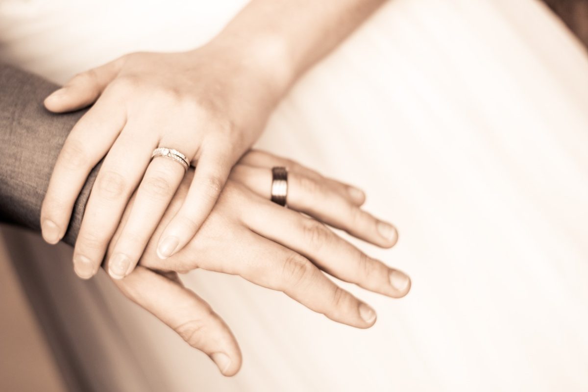 Quel main pour la bague de mariage ? Quel main pour la bague de mariage ?