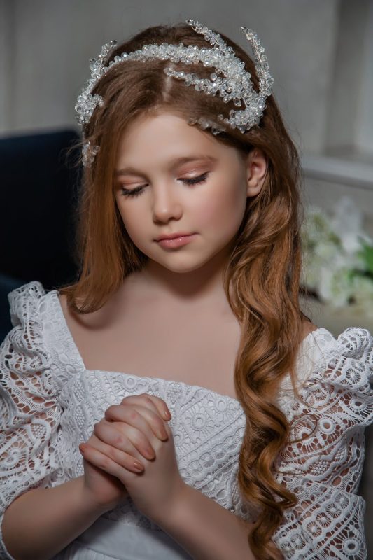 Choisir la Robe Parfaite pour la Communion de Votre Fille : Un Guide Complet