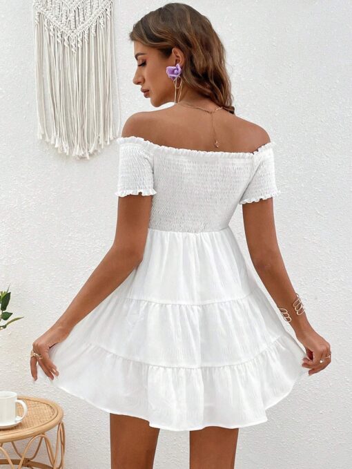 Robe d'été blanche avec ourlet volanté et épaules dénudées – Image 2