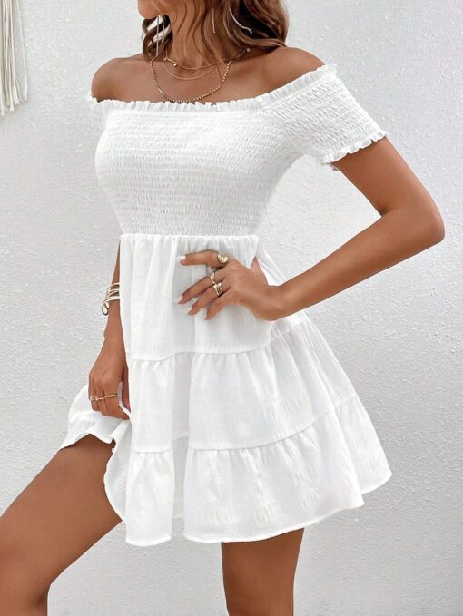 Robe d'été blanche avec ourlet volanté et épaules dénudées – Image 3