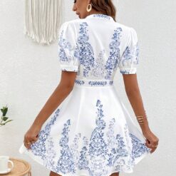 Robe d'été pour femme à imprimé floral bleu et blanc, manches bouffantes avec boutons et encolure en V image 7 | Soirée Blanche