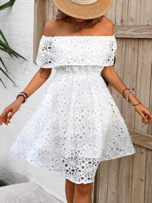 Robe blanche à ligne A épaule dénudée avec dentelle, ourlet à volants et creux pour femme en été – Image 2