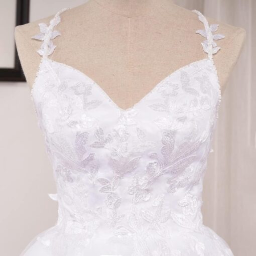 Robe de mariée fourreau en dentelle avec bretelles spaghetti – Image 3