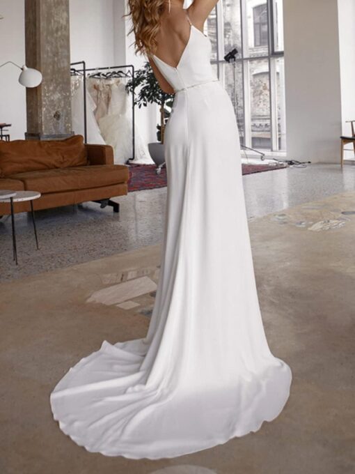 Robe De Mariée Col Bardot Et Longue Traîne – Image 3