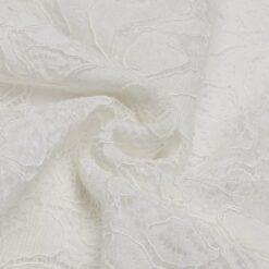 Robe de mariée fourreau en crêpe à motifs et traîne en dentelle image 22 | Soirée Blanche