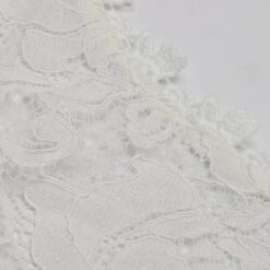 Robe de mariée fourreau en crêpe à motifs et traîne en dentelle image 24 | Soirée Blanche