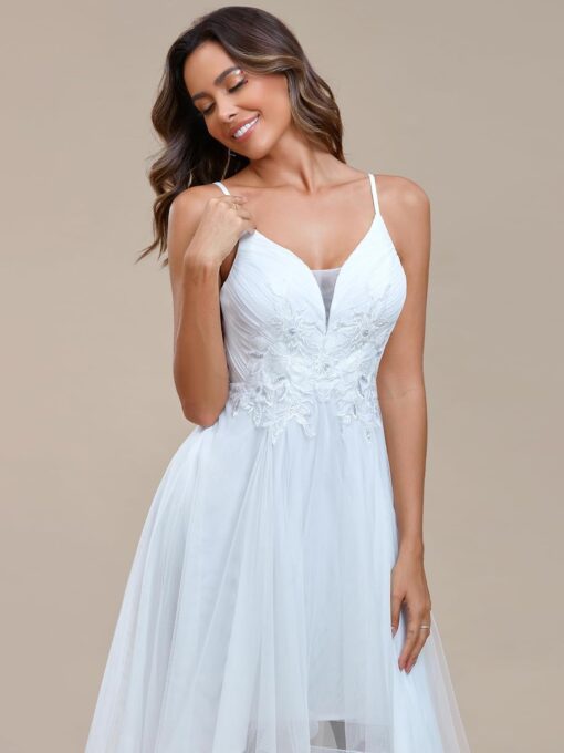Robe de mariée col V plongeant avec motifs floraux – Image 7