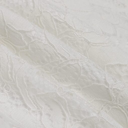 Robe de mariée fourreau en crêpe à motifs et traîne en dentelle – Image 7
