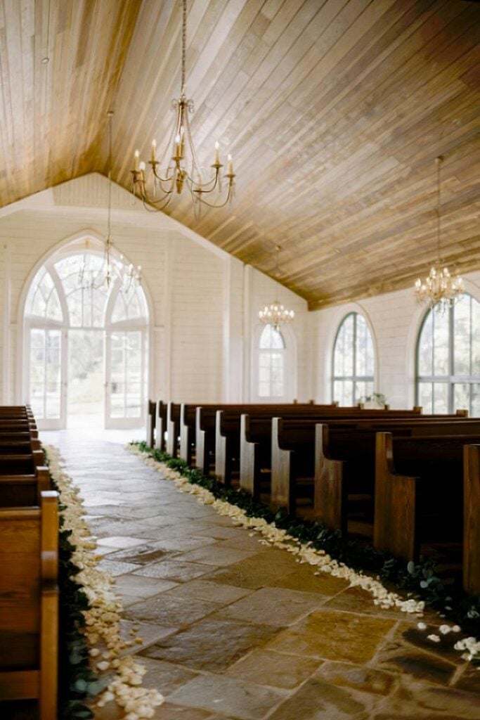 15+ idées de micro-mariages qui transformeront votre espace de cérémonie et de réception image 1 | Soirée Blanche Allée de mariage minimaliste avec verdure et bancs en bois.