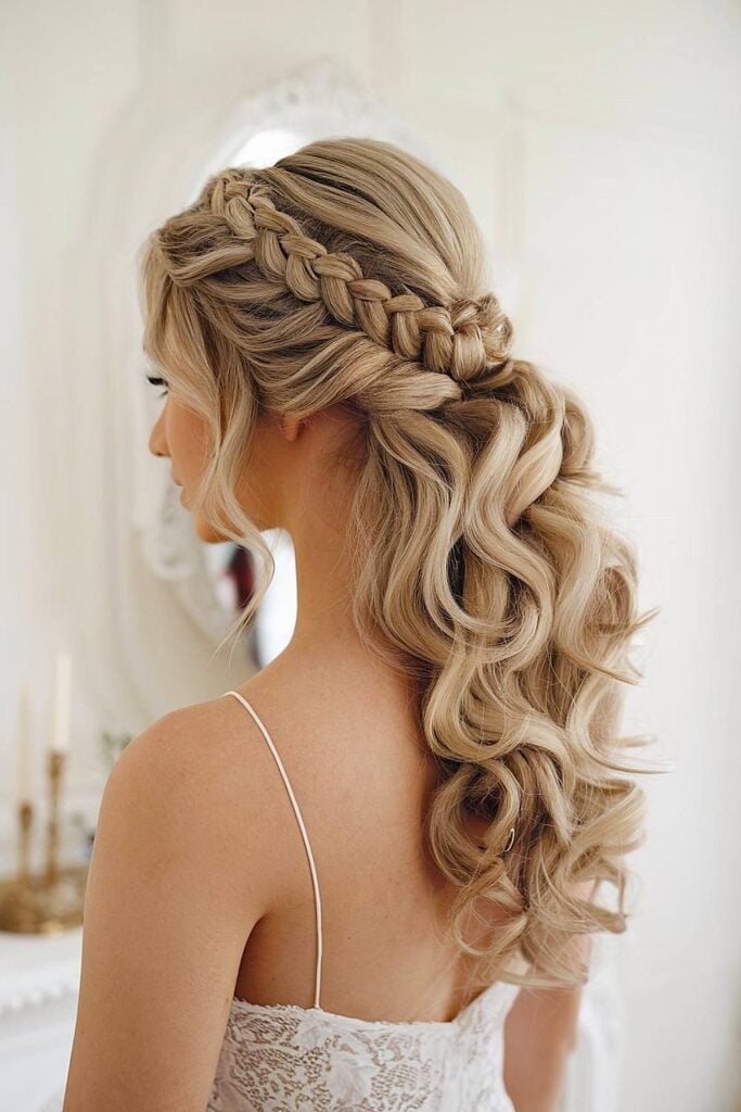 15+ idées de micro-mariages qui transformeront votre espace de cérémonie et de réception image 26 | Soirée Blanche Coiffure couronne tressée romantique avec des vagues douces pour micro mariage.
