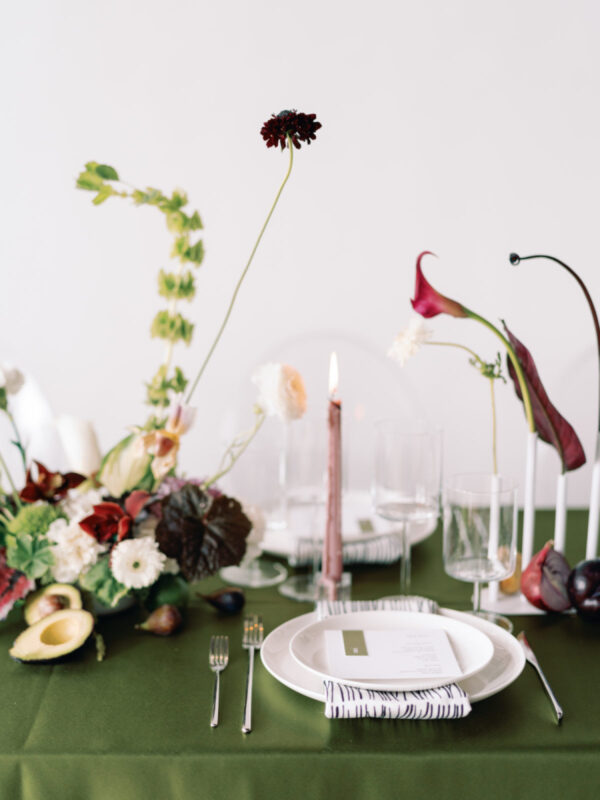 Flamboyant Fleurs et Démarches Architecturales Dominent Cette Exposition Nuptiale